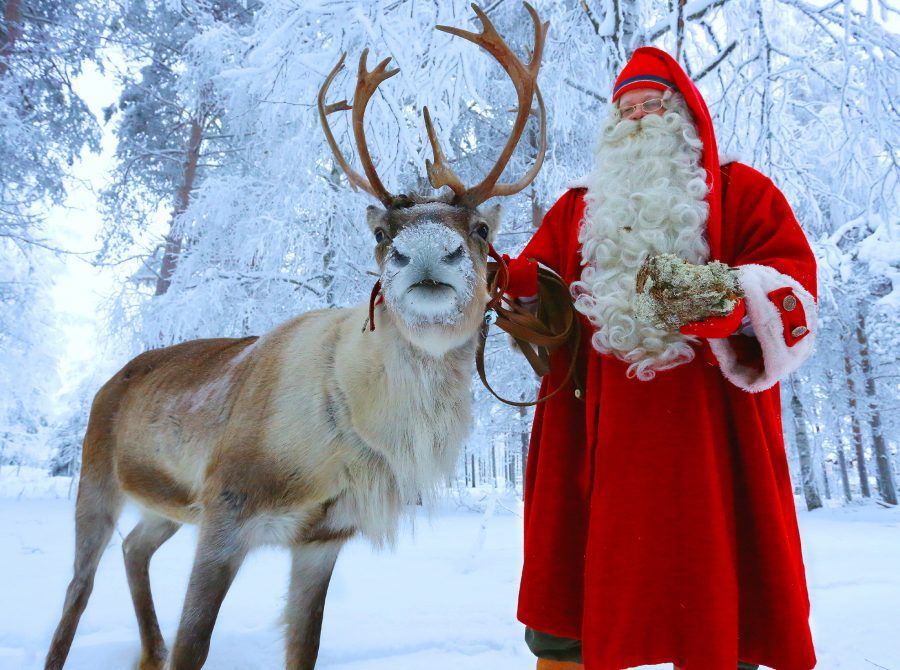 Santa-Claus-vising-Santa-Claus-Reinder-Resort-900x670.jpg