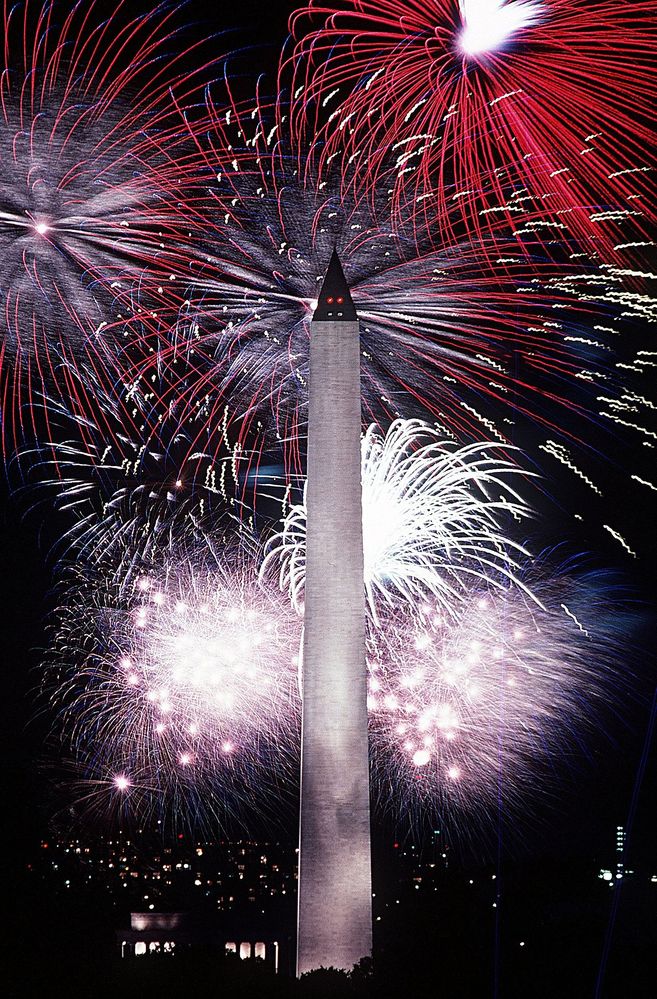 Fourth_of_July_fireworks_behind_the_Washington_Monument,_1986.jpg