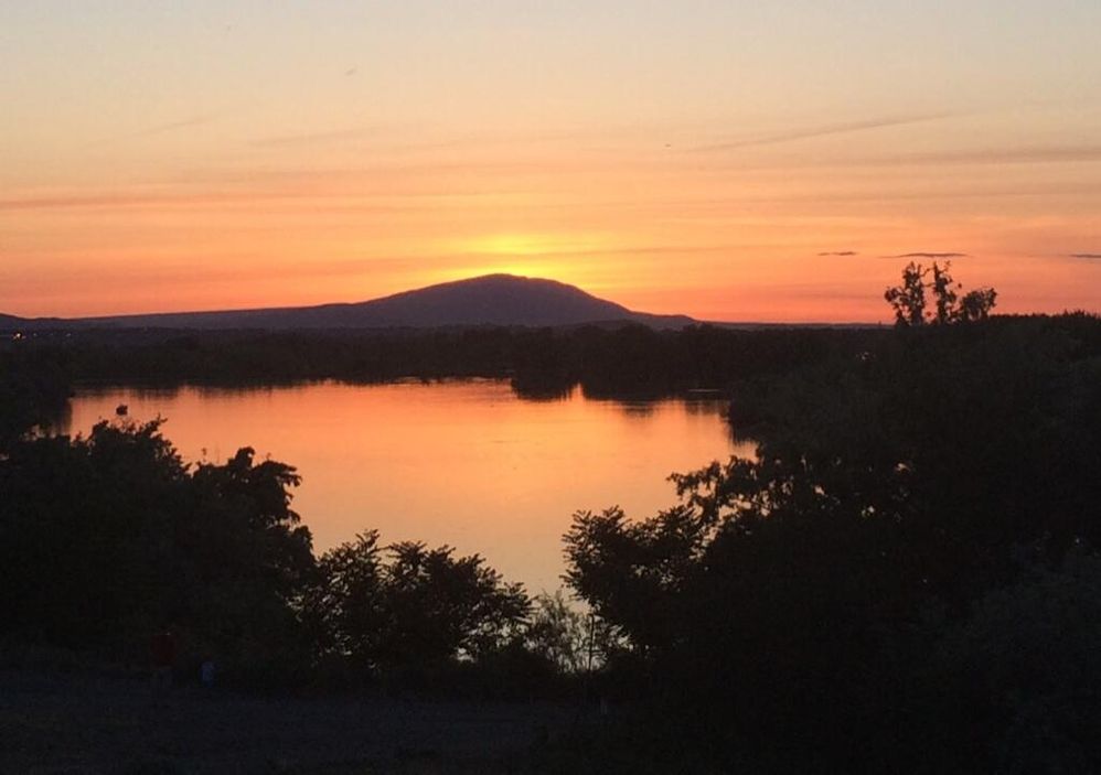 Sunset on the Columbia River, WA.jpg