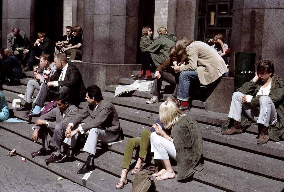 1280px-People_on_the_steps_of_Konserthuset,_Stockholm_(1965).jpg
