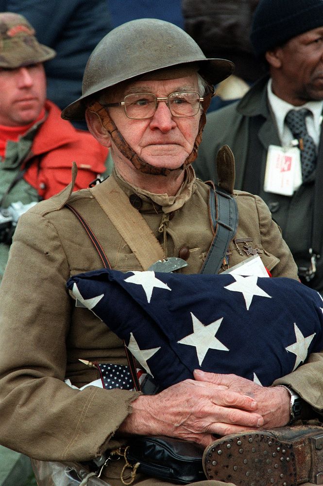 1278px-World_War_I_veteran_Joseph_Ambrose,_86,_at_the_dedication_day_parade_for_the_Vietnam_Veterans_Memorial_in_1982.jpg