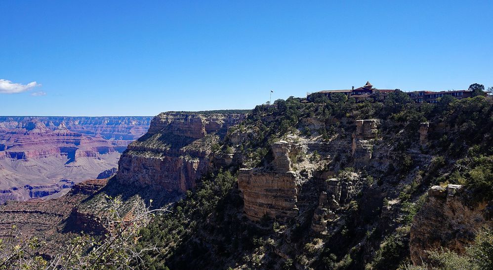 1920px-El_Tovar_Grand_Canyon_Village_09_2017_5320.jpg