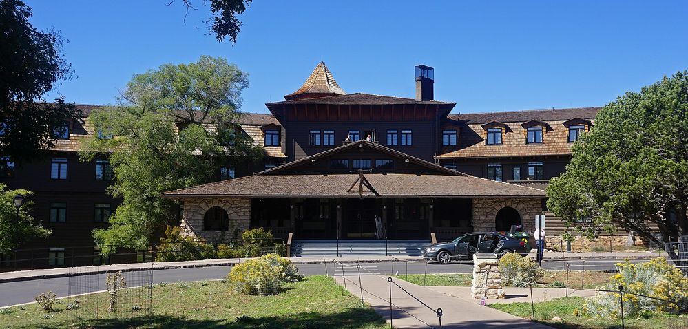 1920px-El_Tovar_Grand_Canyon_Village_09_2017_5284.jpg