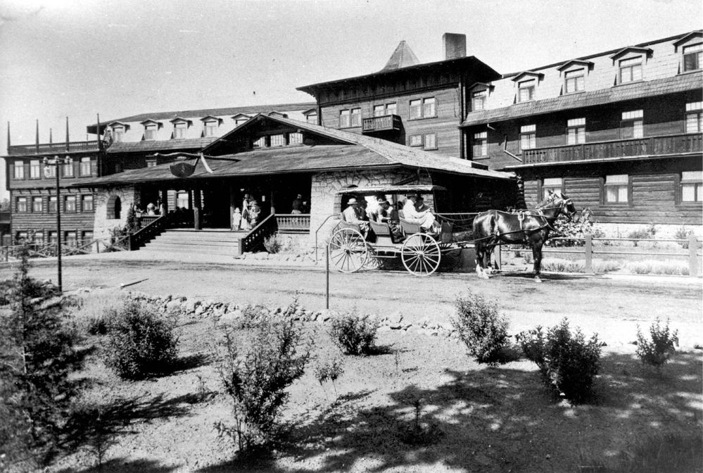 El_Tovar_Hotel_in_early_1900s.jpg