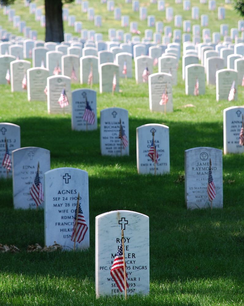 1280px-Graves_at_Arlington_on_Memorial_Day.jpeg