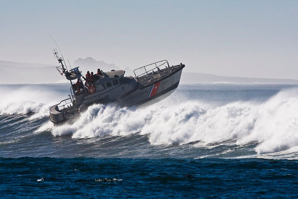 1280px-Coast_Guard_Boat_in_Morro_Bay.jpg