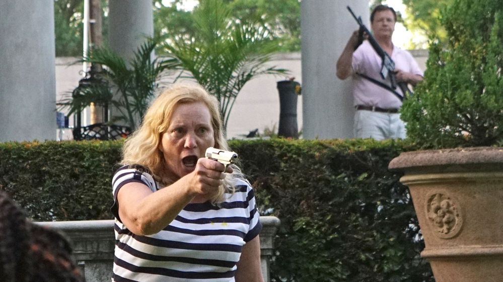 skynews-st-louis-couple-point-guns_5025777.jpg