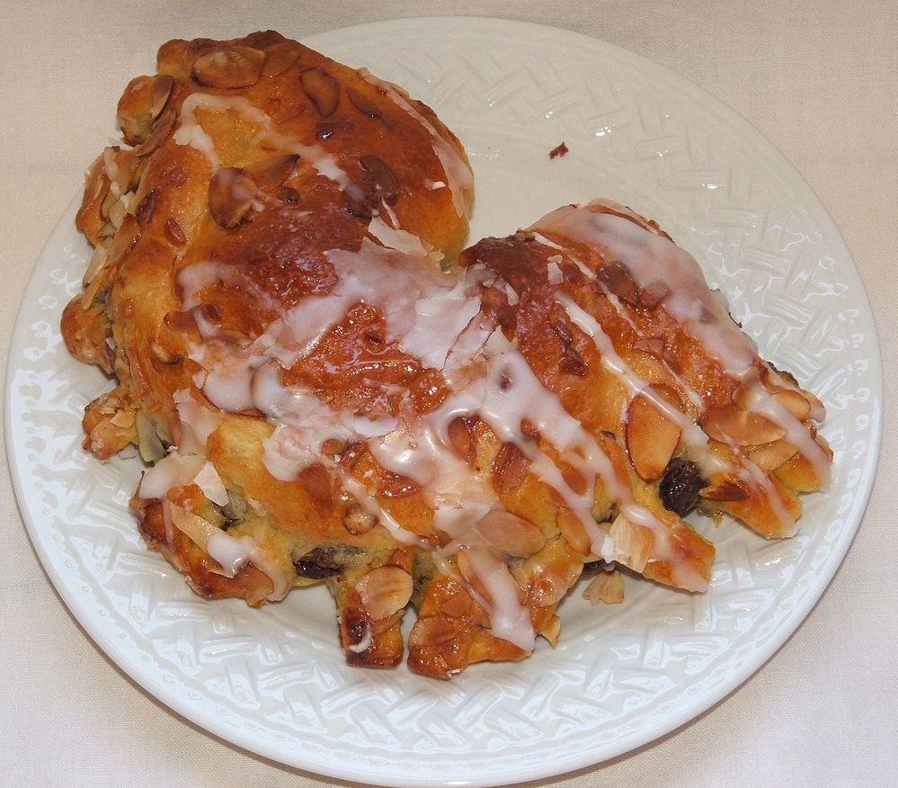1280px-Bear_claw_pastry.jpeg