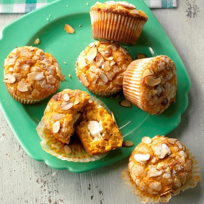Pumpkin-Surprise-Muffins_EXPS_SDDJ18_14162_D08_03_3b-696x696.jpg
