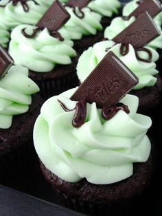46a827ca8802c3085b5bc71e919ace67--andes-mint-cupcakes-mint-chocolate-cupcakes.jpg