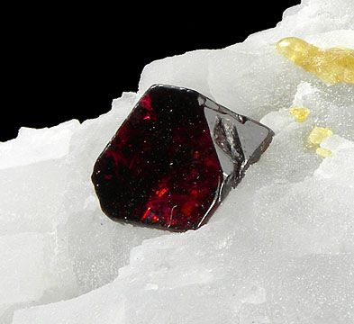 Spinel-Calcite-258747.jpg