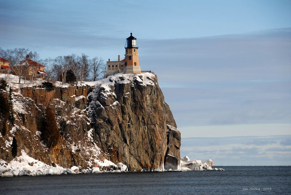 1280px-Split_Rock_Lighthouse_-_Lake_County,_Minnesota_-_8_Jan._2009 (1).jpg