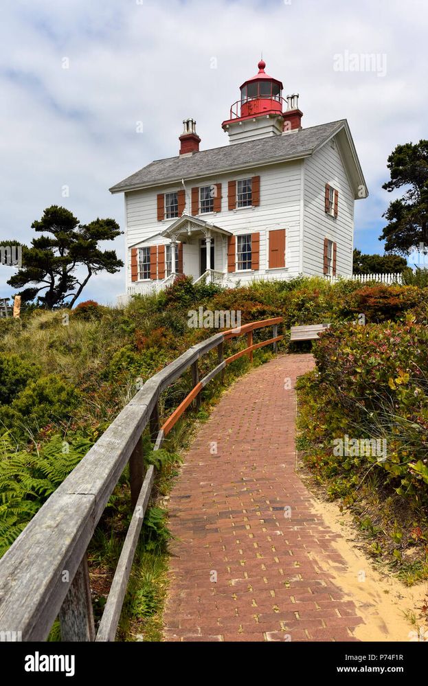 yaquina-bay-lighthouse-front-and-side-view-newport-oregon-P74F1R.jpg