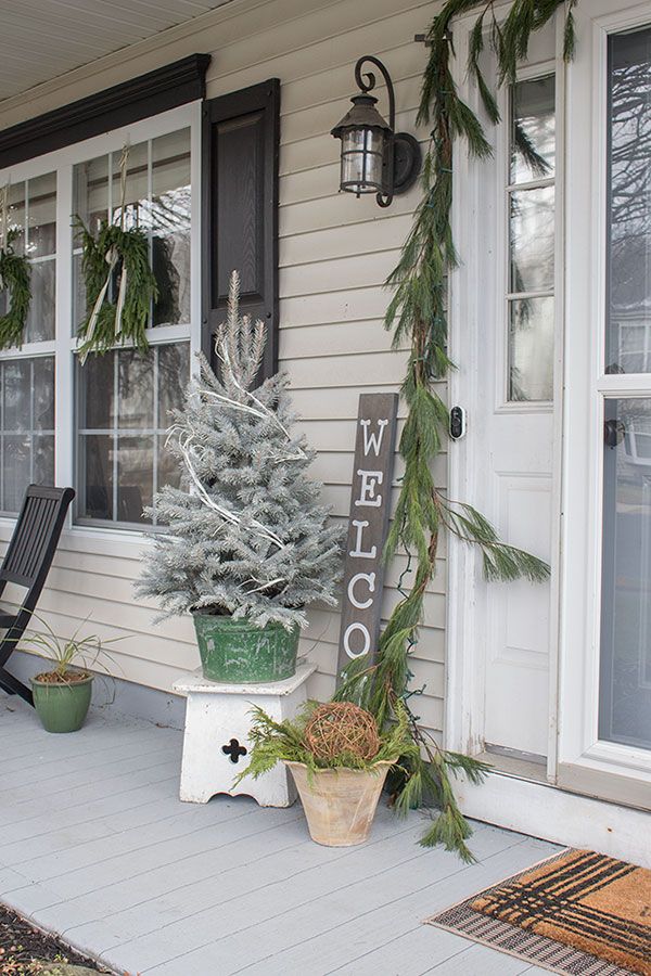 Small-front-porch-Christmas-decor.jpg