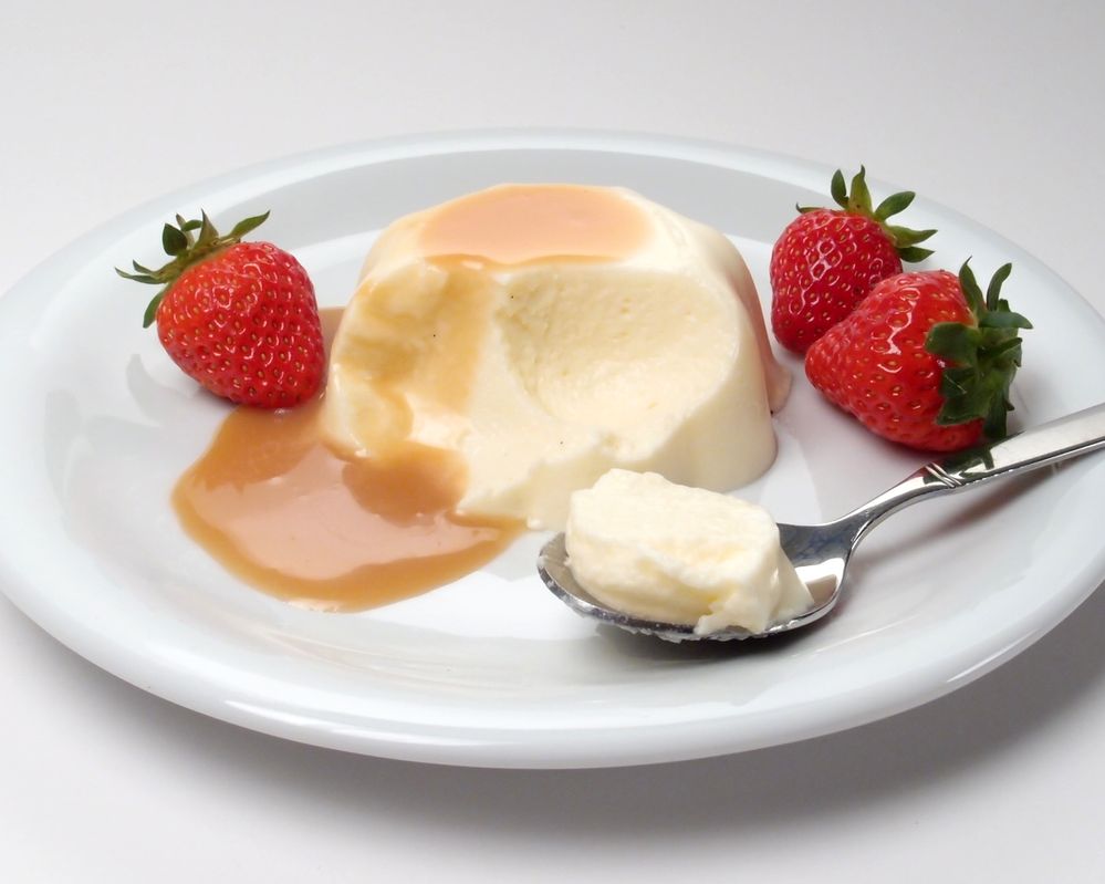 Bavarian_cream,_strawberries,_caramel_sauce,_spoon.jpg